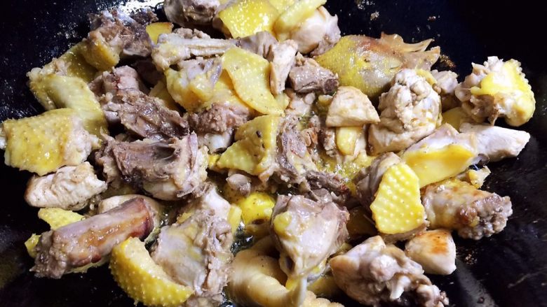 小鸡炖蘑菇粉条,因为用的走地鸡,肉里面含有的油脂比较多,所以炒了3分钟左右,把油脂炒出来,菜品做出来比较香