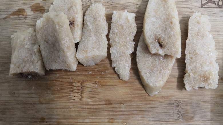 香酥粽,把粽子,切成片,备用