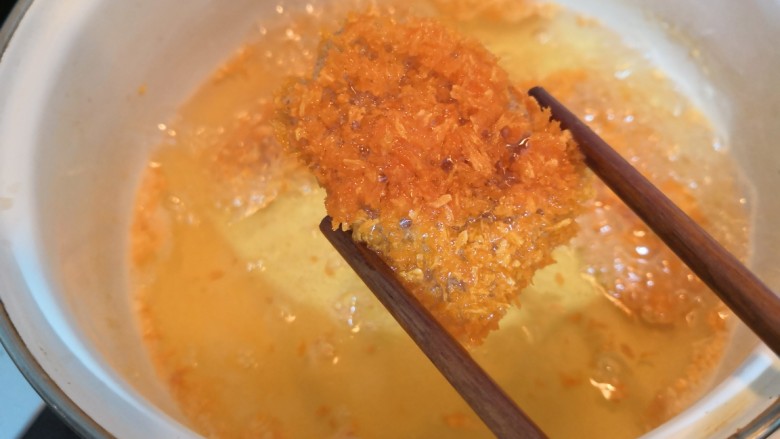 香酥粽,粽片,炸至,两面金黄,捞出
