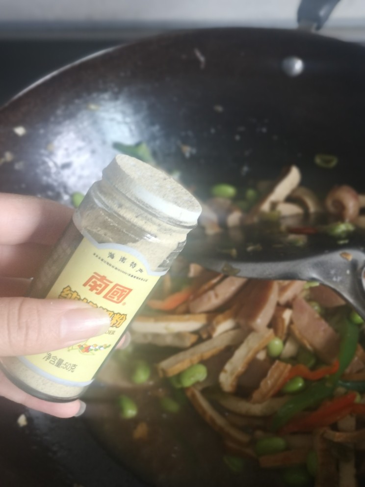 毛豆米炒香干,最后撒点白胡椒