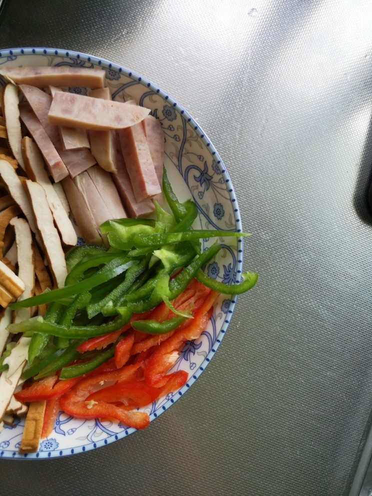 毛豆米炒香干,青红椒,香肠分别切丝