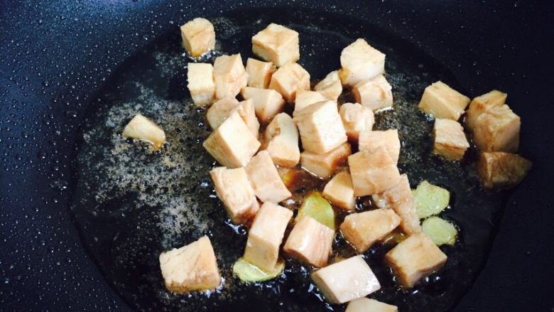 美味鸡肉面,倒入腌制好的鸡胸肉翻炒至变色