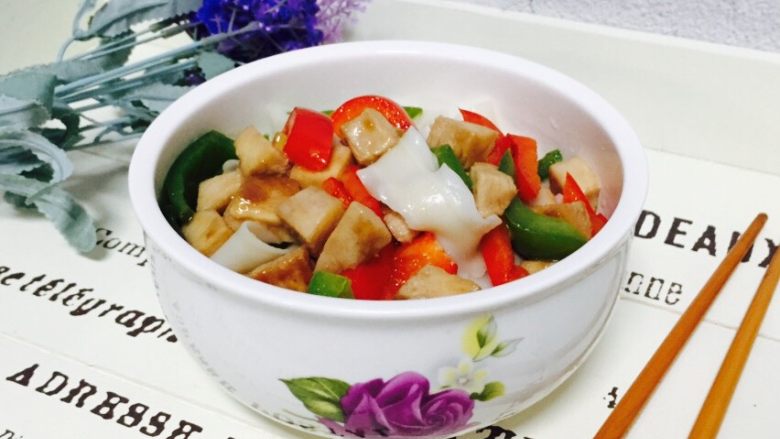 美味鸡肉面,浇上彩椒鸡丁,色香味具全