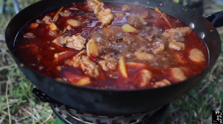 西藏路上3：久别重逢来一顿牛肉火锅，失足跌落山崖竟滚回山中小院