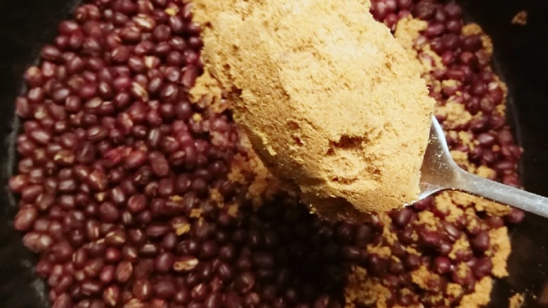 豆沙小面饼,蒸熟后放入糖 拌匀即可