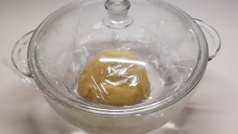 豆沙小面饼,加盖保鲜膜 盖上盖子 醒发