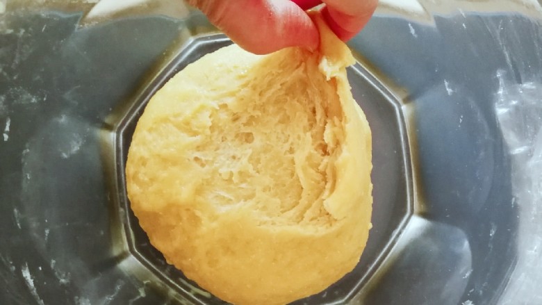 豆沙小面饼,掀开面团 看到有很多蜂窝状 表明面已经发酵好了