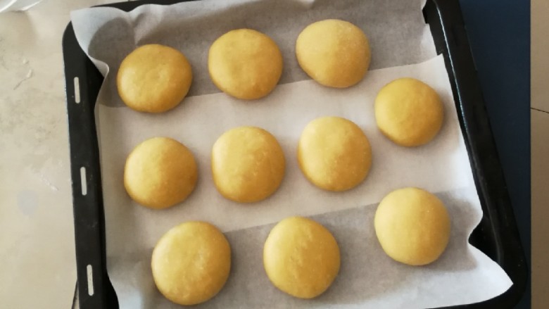 豆沙小面饼,放入烤盘 每个之间留有空间