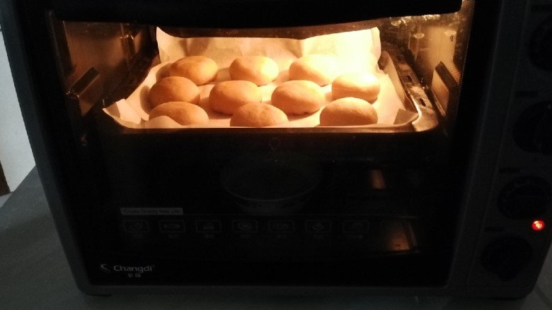 豆沙小面饼,入烤箱再次发酵 用烤箱的发酵功能 约15分钟