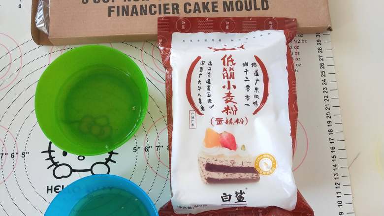 蜂蜜覆盆子费南雪,材料备齐。覆盆子泥融化后装入裱花袋中备用。