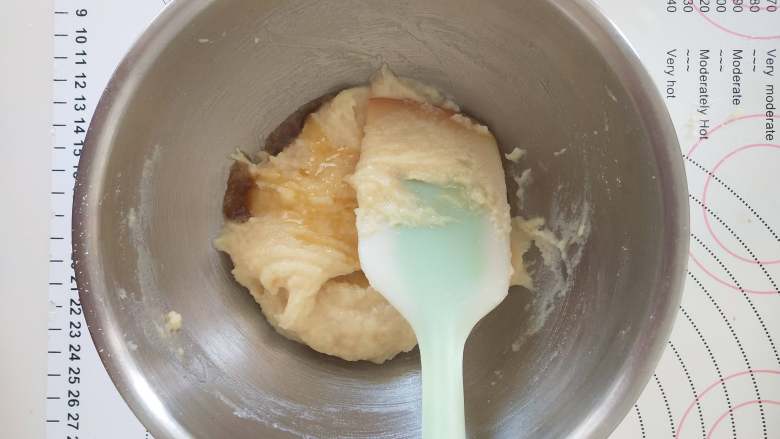 蜂蜜覆盆子费南雪,6、再倒入放凉的榛果黄油拌匀。