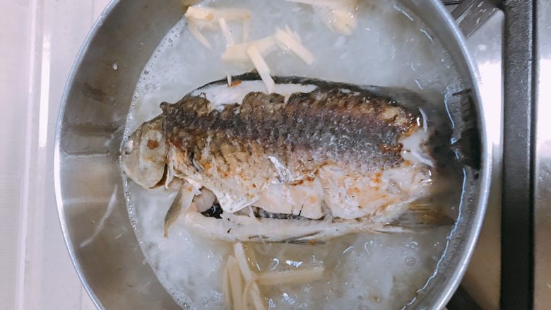 鲫鱼萝卜丝汤,下姜丝和鲫鱼,加入适量水