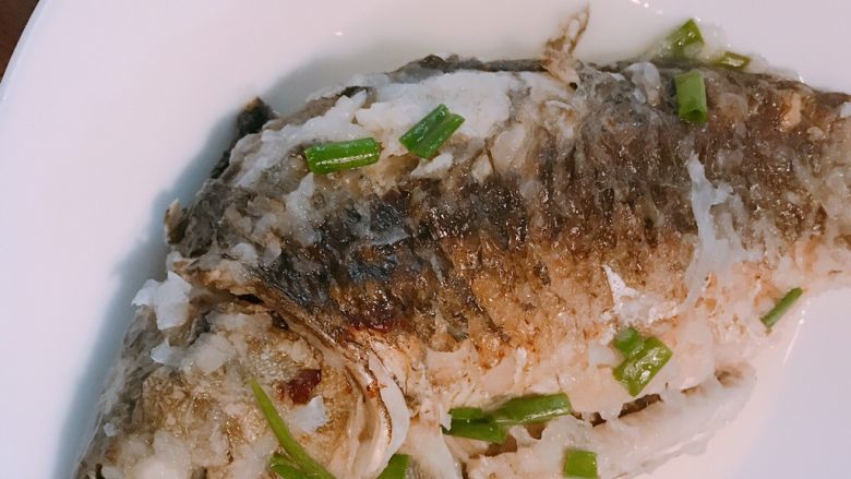 鲫鱼萝卜丝汤,先小心把鲫鱼捞出来,主要是鲫鱼很多小刺,避免掉汤里