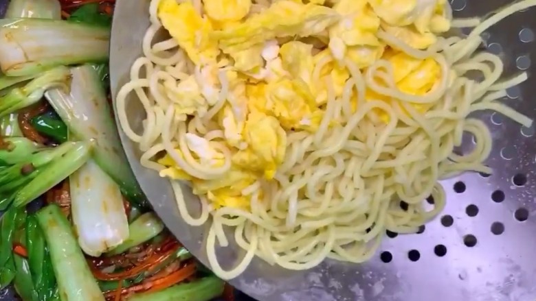 家常炒面,炒至断生,下入面条和鸡蛋