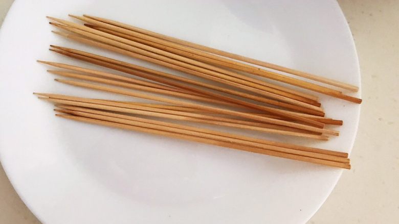 健康烧烤 电烤羊肉串,竹签用开水烫一下