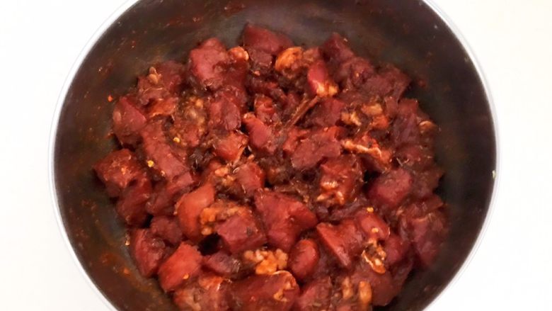 健康烧烤 电烤羊肉串,调匀后腌制入味2个小时