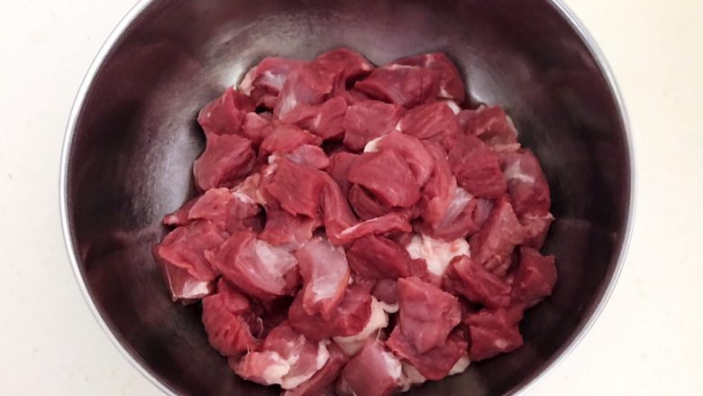 健康烧烤 电烤羊肉串,把羊腿肉切成1.5㎝见方的小块