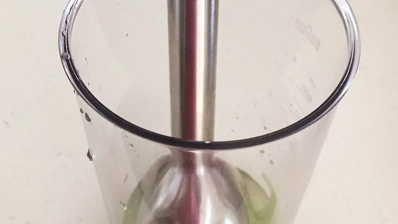健康烧烤 电烤羊肉串,把葱段和姜片放入料理杯里,加入50ml凉开水