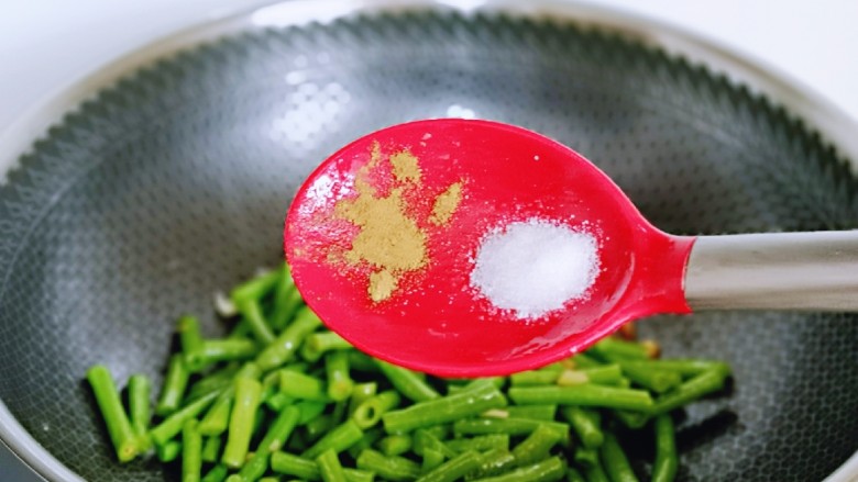 虾仁炒豇豆,按个人口味加入盐,十三香。