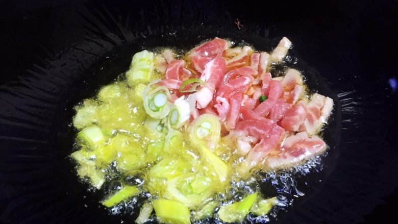 胡萝卜炝芹菜,油锅烧热,放入葱碎和肉丝翻炒