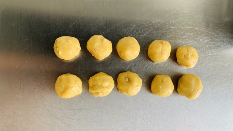 榛子🌰桃酥,风格城50克一个面挤,盖上保鲜膜松弛10分钟。