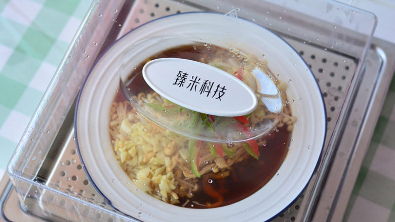 清蒸金针菇,蒸好后的金针菇取出,放上青红椒丝,趁热食用