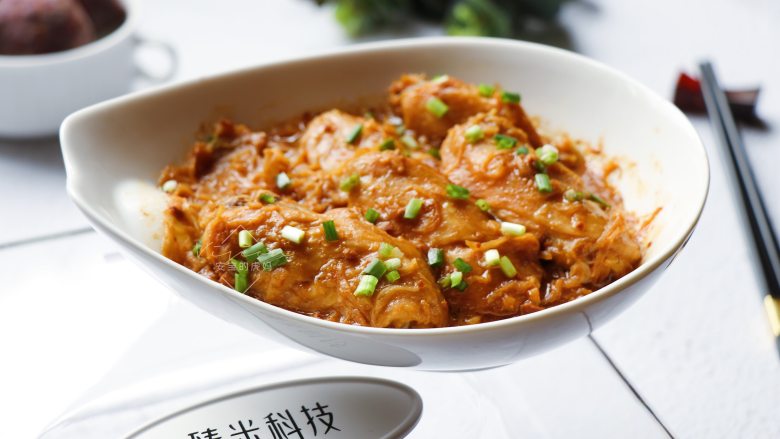 酸菜酱香鸡翅,成品,酸菜正好中和了鸡翅的油腻,谁说简单就不能美味呢!
