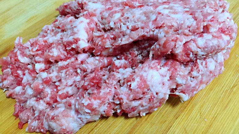 猪肉蒜苗水饺,<a style='color:red;display:inline-block;' href='/shicai/ 414'>猪肉</a>剁碎成馅(个人感觉剁碎的馅比搅碎的好吃)