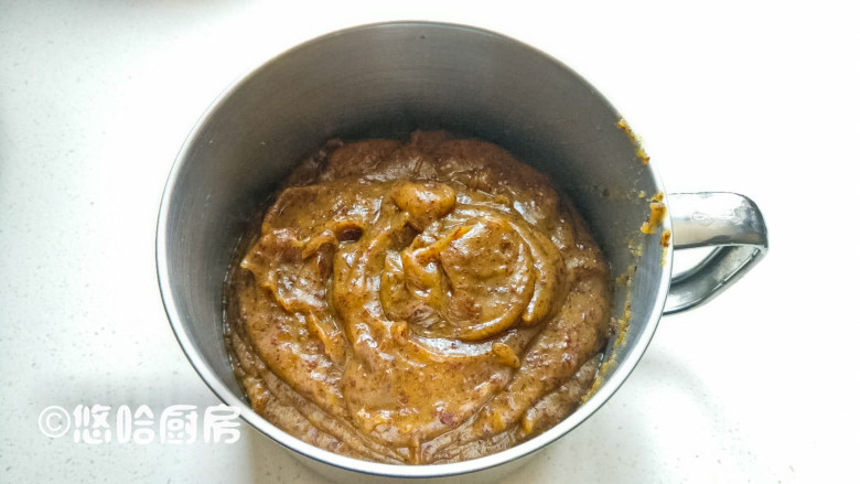 红糖枣糕,<a style='color:red;display:inline-block;' href='/shicai/ 6133'>枣泥</a>是现做的,大约用了一斤红枣,洗净后切开去核,加适量的水煮软,水不要加太多,保证红枣不干即可。煮软后的红枣放凉后用破壁机打碎,用破壁机打的时候要加一点点水,否则打不动。打好的<a style='color:red;display:inline-block;' href='/shicai/ 6133'>枣泥</a>就是图中的状态,不用炒,直接用它做蛋糕。