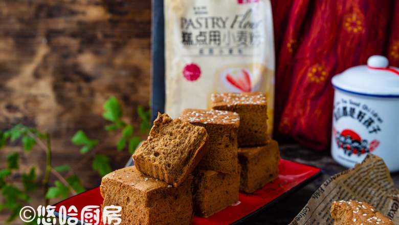 红糖枣糕,到时间后,用牙签插一下,拔出牙签看带出的蛋糕不发黏即可取出。牙签太短,不小心用手碰到蛋糕,哈哈,表面戳了个洞。提着油纸取出蛋糕放网架上,剥开油纸的四周散热放凉。