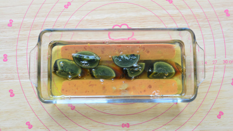 三色蒸蛋,把搅好的蛋清倒在摆放好的皮蛋上面