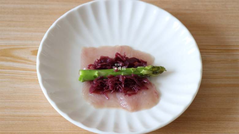 蔬菜鱼肉卷,将黑鱼片平铺,放上芦笋和冠利腌红椰菜;