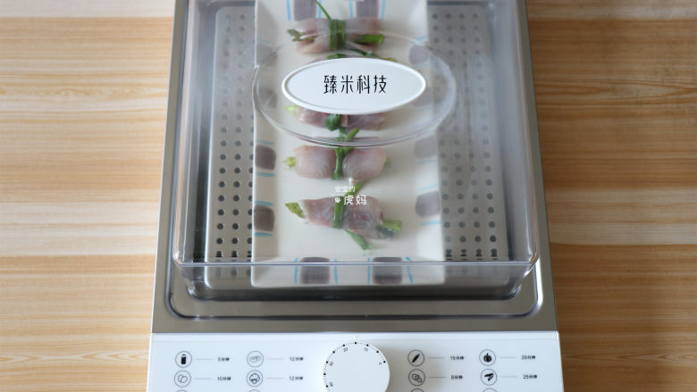 蔬菜鱼肉卷,放入臻米折叠电蒸锅里;