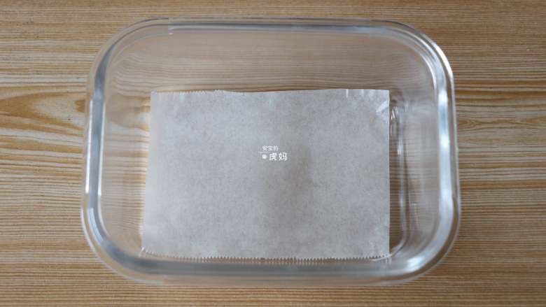 酸奶香蕉蒸糕,容器底部放一张烘焙用的硅油纸;