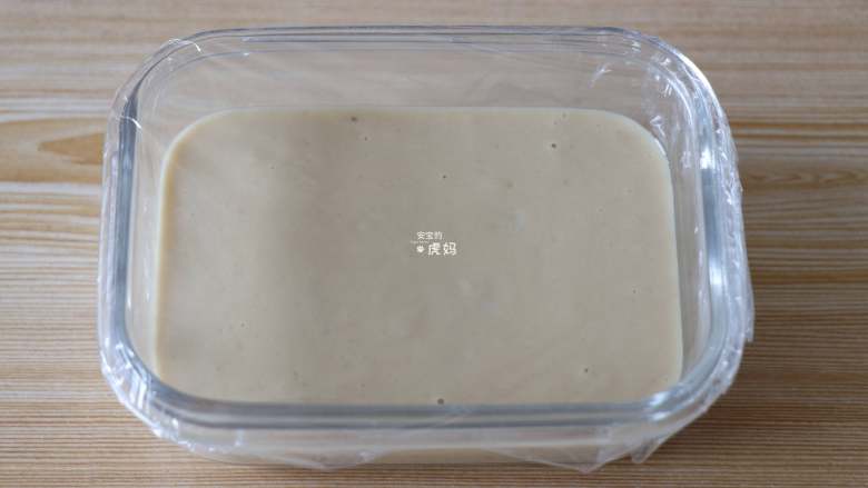 酸奶香蕉蒸糕,倒入面糊,提起容器震几下,震去大气泡,包上保鲜膜;