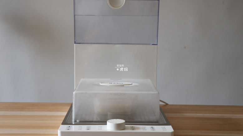酸奶香蕉蒸糕,电蒸锅开始工作,10秒左右就出蒸汽了,很快;