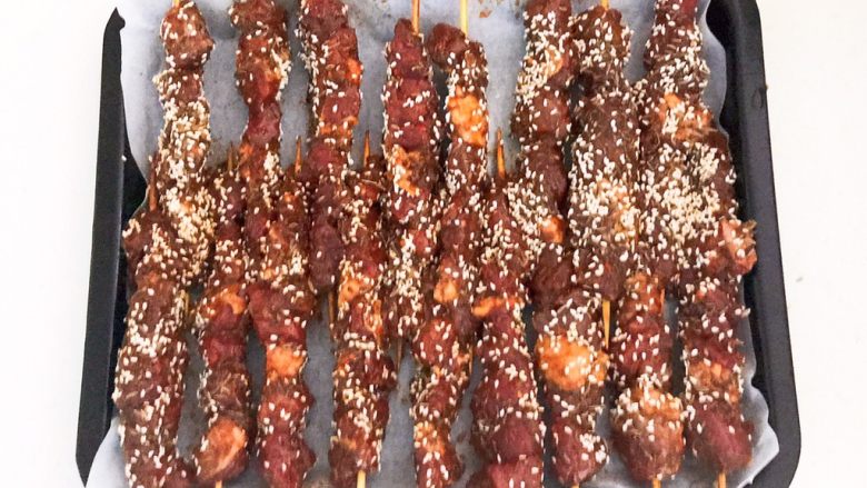 健康烧烤 电烤羊肉串,把做好的羊肉串都放入烤盘