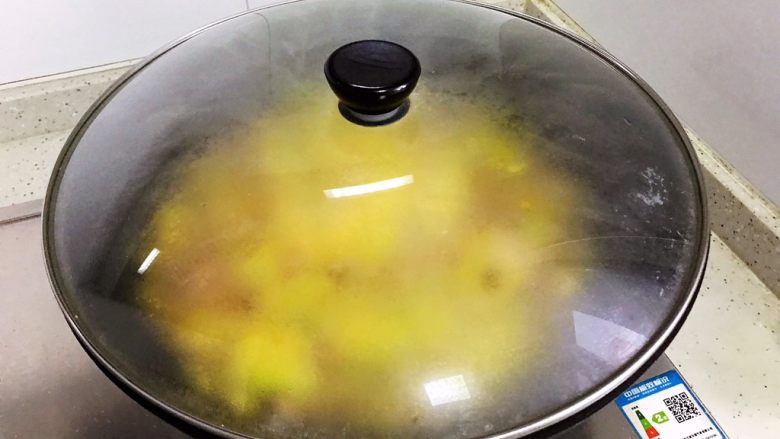 蚝油南瓜炒鸡片,盖上锅盖,中小火焖煮2.3分钟