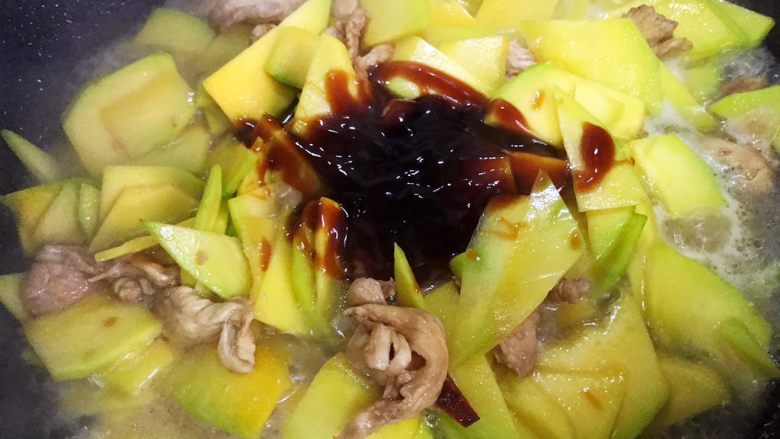 蚝油南瓜炒鸡片,水量不要没过食材,蚝油我加了这么一些