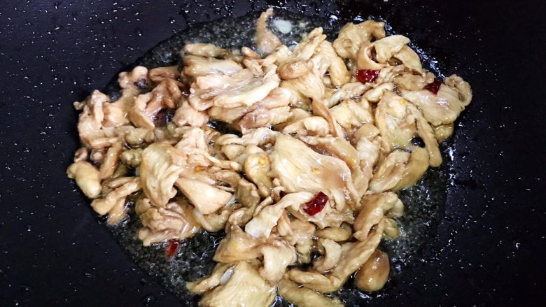 蚝油南瓜炒鸡片,转中大火,翻炒至鸡肉变色