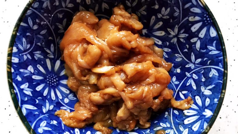 蚝油南瓜炒鸡片,抓均匀,腌制备用