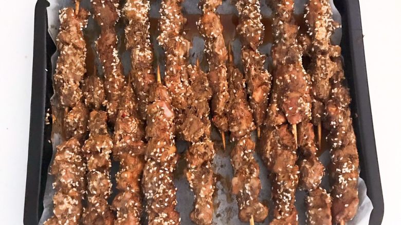 健康烧烤 电烤羊肉串,把烤盘取出来,给羊肉串翻面