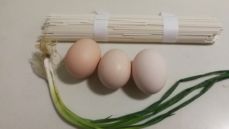 快手葱花鸡蛋面,准备好面条,鸡蛋,葱