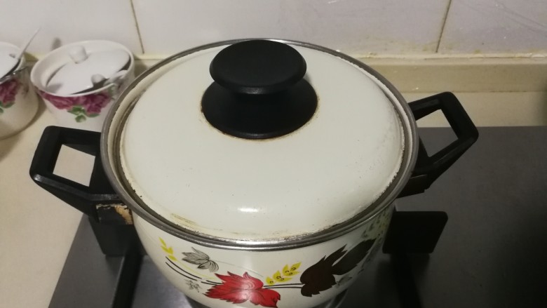 快手葱花鸡蛋面,小火烧开半分钟,盖上锅盖焖三分钟