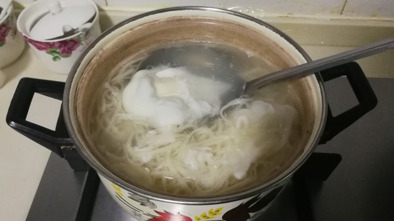 快手葱花鸡蛋面,打开锅盖,面条和鸡蛋已经熟