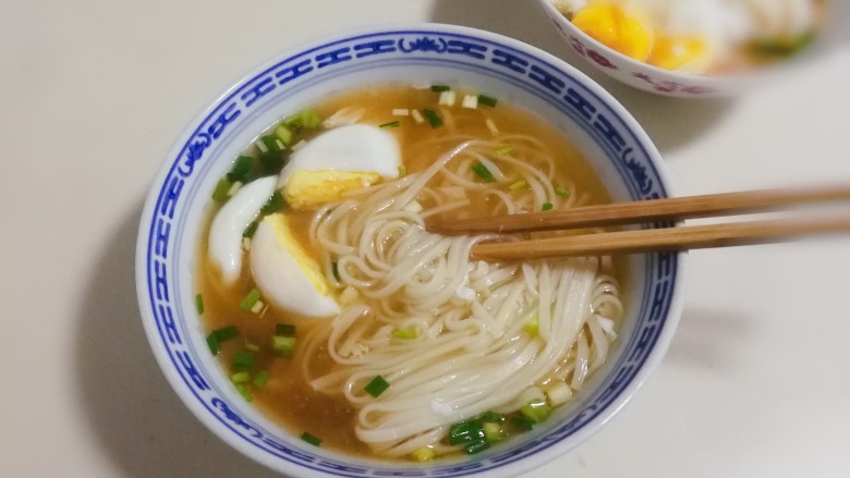 快手葱花鸡蛋面,面条滑爽,鸡蛋刚好熟透,喜欢吃硬一点面条和溏心鸡蛋,需要焖的时间少一分钟