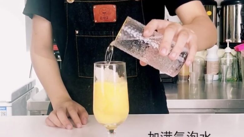 38℃酷暑,最佳饮料“水果气泡饮”,无酒精也能狂High,沿碎冰加入气泡水(满杯即可)