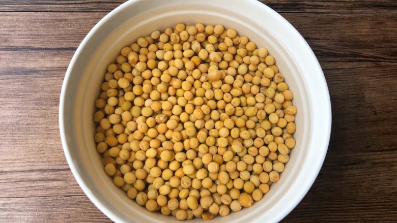 黄豆炖猪蹄, <a style='color:red;display:inline-block;' href='/shicai/ 3603'>黄豆</a>清洗干净,提前浸泡1个小时。
