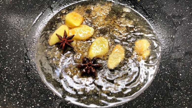 黄豆炖猪蹄,锅里放入少许油,把冰糖放入炒出糖色,放入姜片和八角炒出香味。