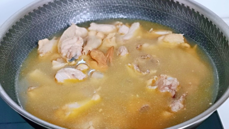 白萝卜汽锅鸡,烧开后大火煮3分钟,捞出冷水冲洗干净备用。